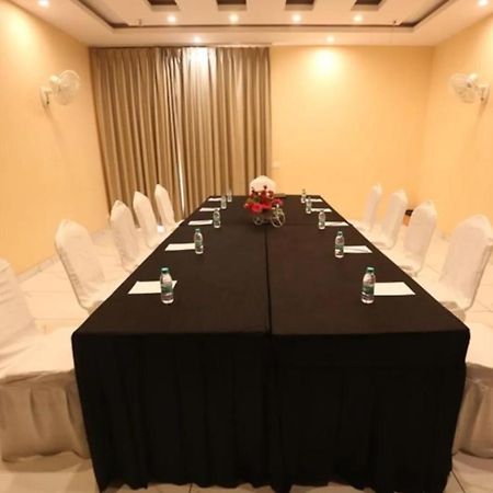 Hotel Krishna Palace, Ayodhya Exteriör bild