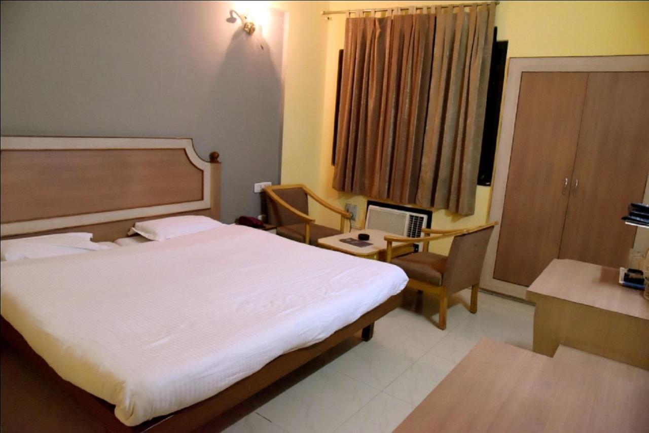 Hotel Krishna Palace, Ayodhya Exteriör bild