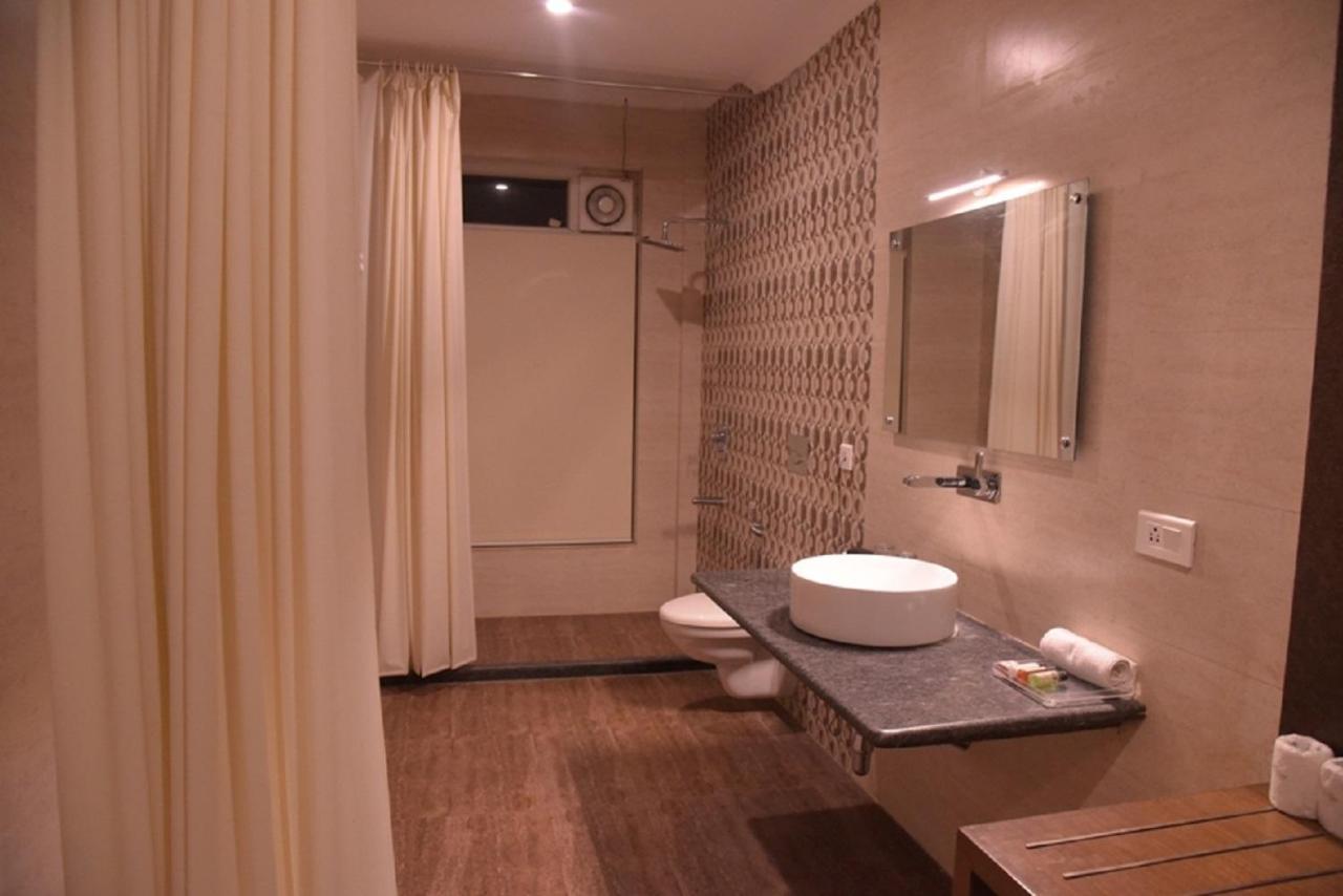 Hotel Krishna Palace, Ayodhya Exteriör bild