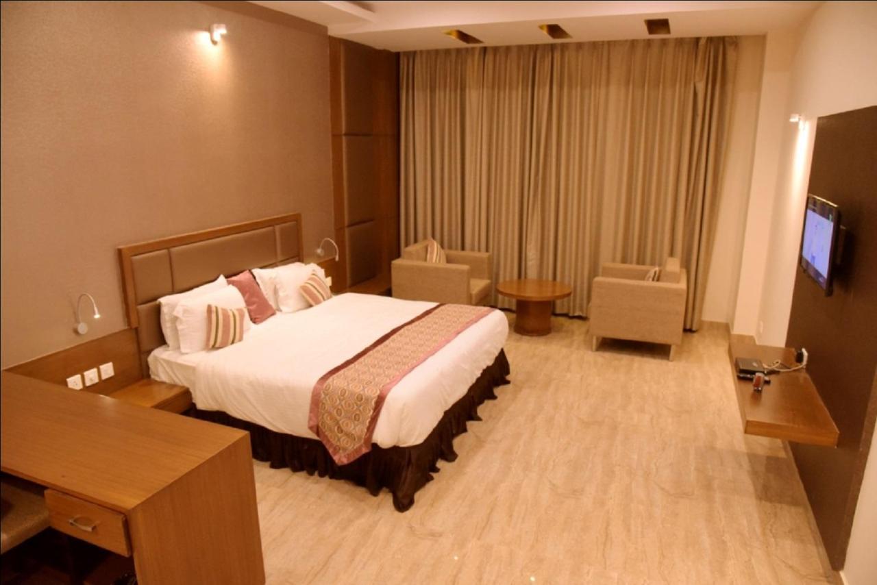 Hotel Krishna Palace, Ayodhya Exteriör bild