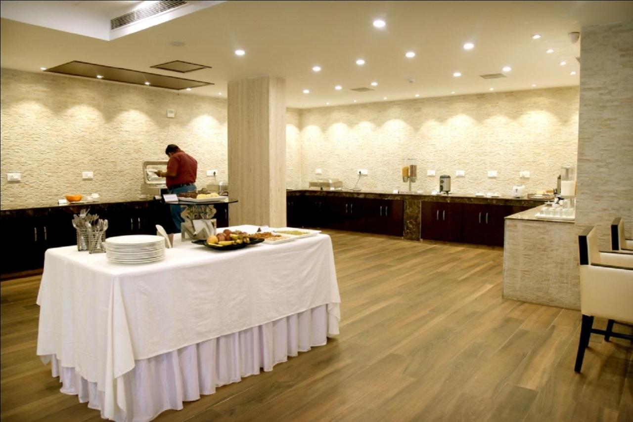 Hotel Krishna Palace, Ayodhya Exteriör bild