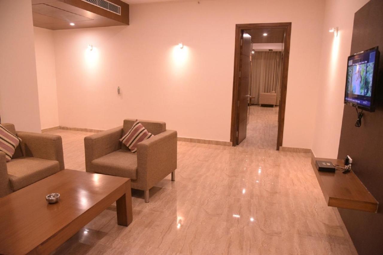 Hotel Krishna Palace, Ayodhya Exteriör bild