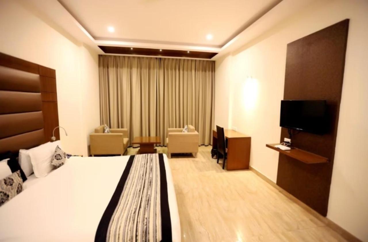 Hotel Krishna Palace, Ayodhya Exteriör bild