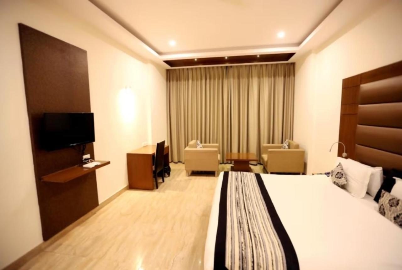 Hotel Krishna Palace, Ayodhya Exteriör bild