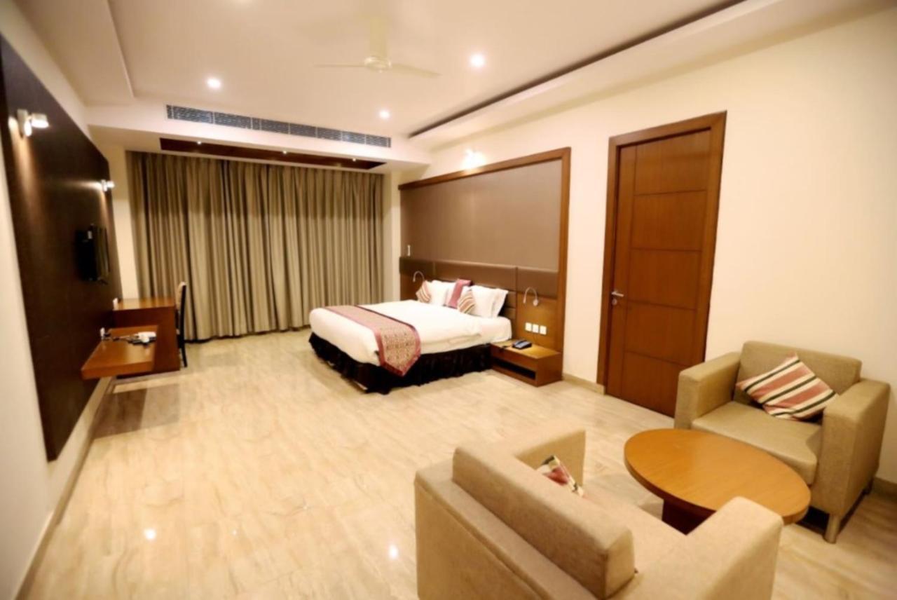 Hotel Krishna Palace, Ayodhya Exteriör bild