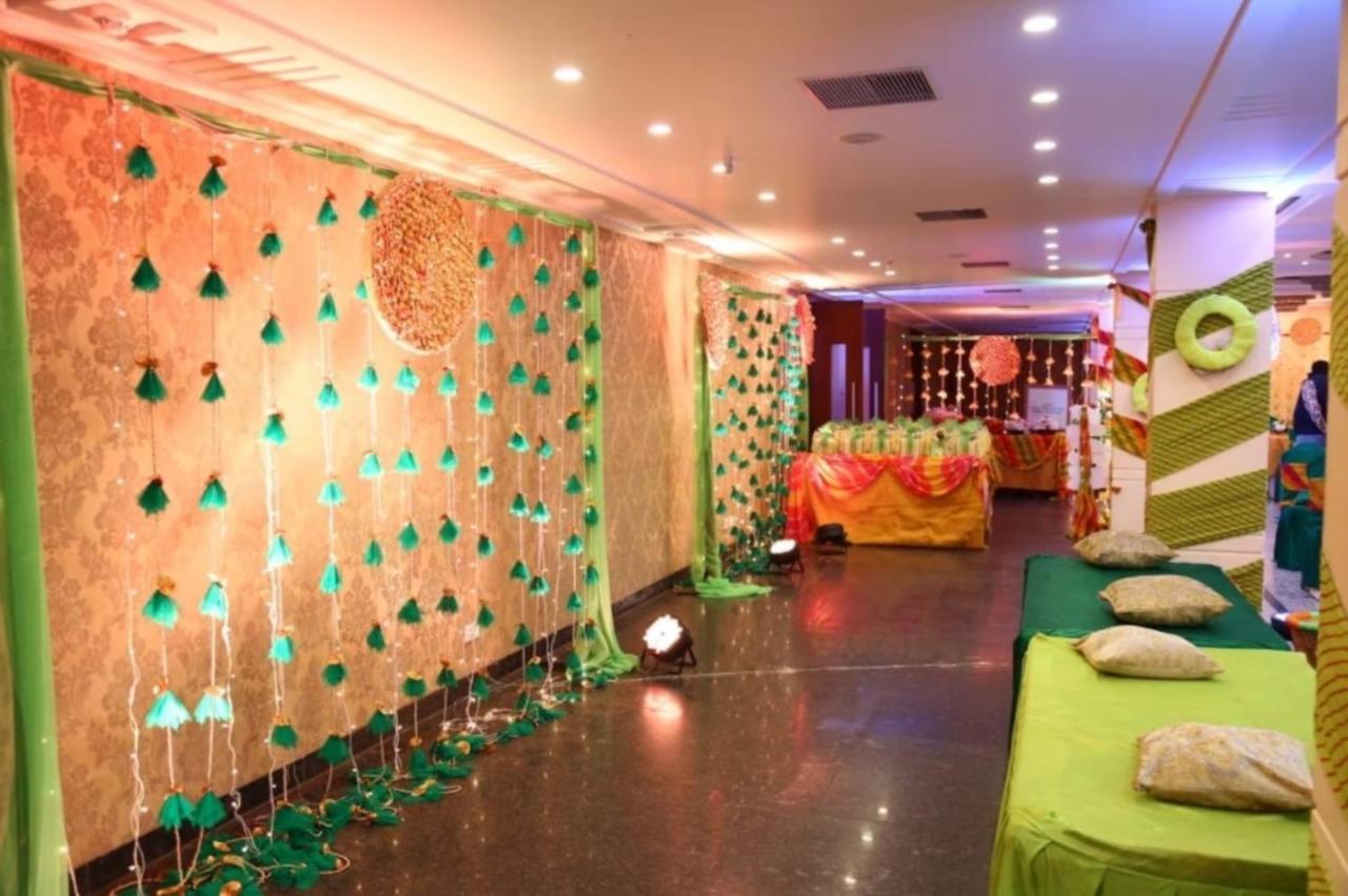 Hotel Krishna Palace, Ayodhya Exteriör bild
