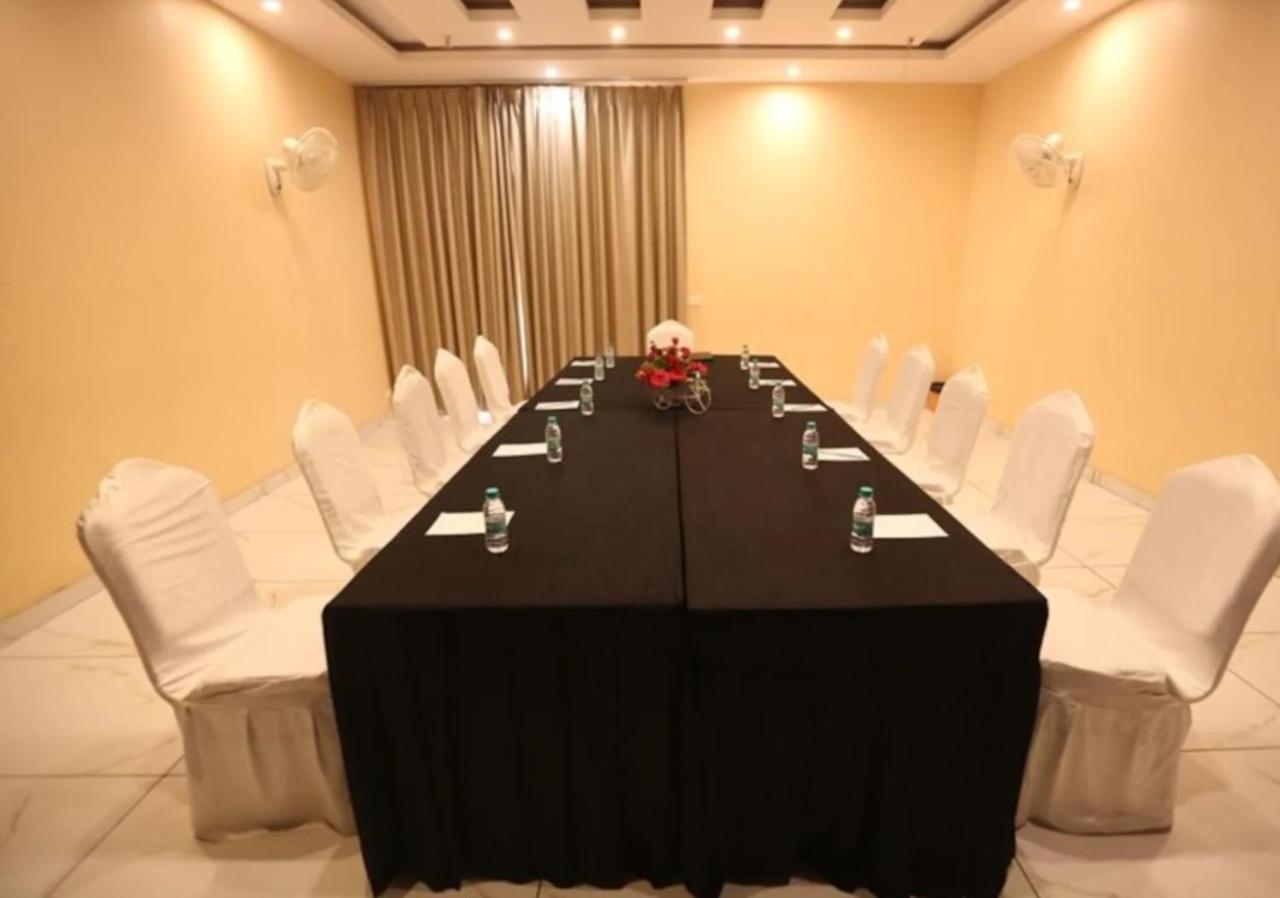 Hotel Krishna Palace, Ayodhya Exteriör bild