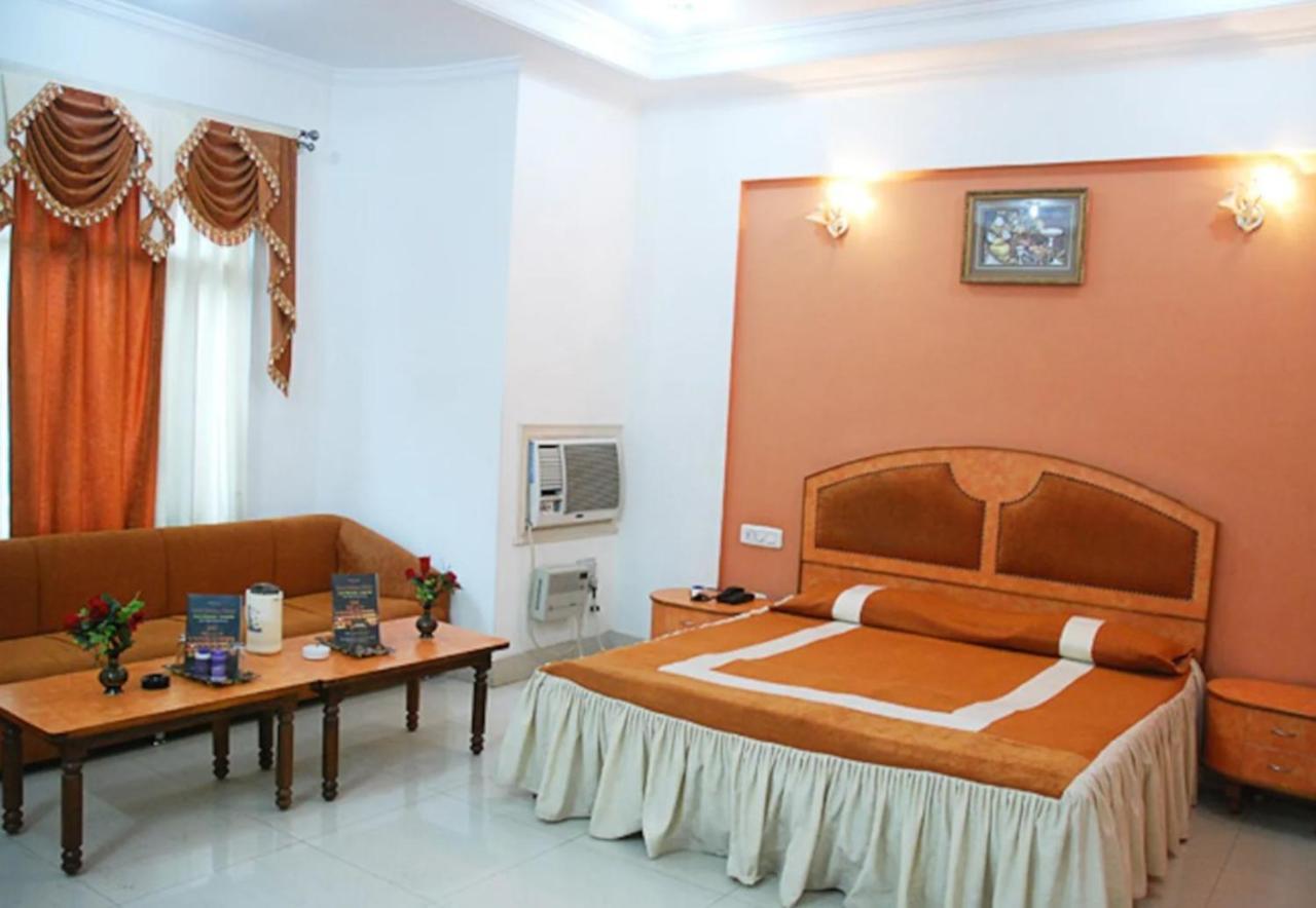 Hotel Krishna Palace, Ayodhya Exteriör bild